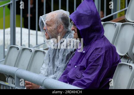 Manchester, Regno Unito. 22 luglio 2023. I tifosi di cricket si riparano dalla pioggia davanti al LV= Insurance Ashes test Series quarto test Day Four match Inghilterra vs Australia a Old Trafford, Manchester, Regno Unito, 22 luglio 2023 (foto di Conor Molloy/News Images) a Manchester, Regno Unito il 22/7/2023. (Foto di Conor Molloy/News Images/Sipa USA) credito: SIPA USA/Alamy Live News Foto Stock