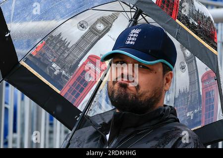 Manchester, Regno Unito. 22 luglio 2023. Tifoso di cricket che guarda infuocato mentre si ripara dalla pioggia davanti al LV= Insurance Ashes test Series Fourth test Day Four Match Inghilterra vs Australia a Old Trafford, Manchester, Regno Unito, 22 luglio 2023 (foto di Conor Molloy/News Images) a Manchester, Regno Unito il 22/7/2023. (Foto di Conor Molloy/News Images/Sipa USA) credito: SIPA USA/Alamy Live News Foto Stock