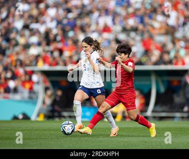 Auckland, nuova Zelanda. 22 luglio 2023. Auckland, nuova Zelanda, 22 luglio 2023: Savannah Demelo (9 Stati Uniti) e Thi Thu Tran (4 Vietnam) combattono per la palla durante la partita di calcio della Coppa del mondo femminile 2023 tra USA e Vietnam all'Eden Park di Auckland, nuova Zelanda. (Ane Frosaker/SPP) credito: SPP Sport Press Photo. /Alamy Live News Foto Stock