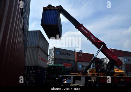 Giacarta, Indonesia - 26 maggio 2017: Attività di carico e scarico di container nel porto di Tanjung Priok, Giacarta - Indonesia Foto Stock