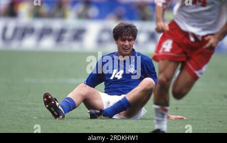 Washington, Vereinigte Staaten. 22 luglio 2023. firo, 06/28/1994 archive image, archive photo, archive, archive photos football, Calcio, COPPA DEL MONDO 1994 USA, fase a gironi 94, gruppo e Italia - Messico 1:1 Nicola Berti, on the Ground Credit: dpa/Alamy Live News Foto Stock