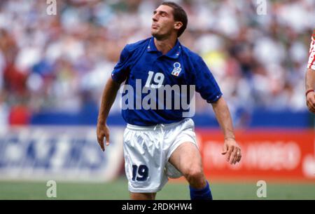 Washington, Vereinigte Staaten. 22 luglio 2023. firo, 06/28/1994 archive picture, archive photo, archive, archive photos football, Calcio, COPPA DEL MONDO 1994 USA, fase a gironi 94, gruppo e Italia - Messico 1:1 Daniele Massaro, on the Ground Credit: dpa/Alamy Live News Foto Stock