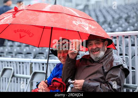 Manchester, Regno Unito. 22 luglio 2023. I tifosi di cricket si riparano dalla pioggia davanti al LV= Insurance Ashes test Series quarto test Day Four match Inghilterra vs Australia a Old Trafford, Manchester, Regno Unito, 22 luglio 2023 (foto di Conor Molloy/News Images) a Manchester, Regno Unito il 22/7/2023. (Foto di Conor Molloy/News Images/Sipa USA) credito: SIPA USA/Alamy Live News Foto Stock