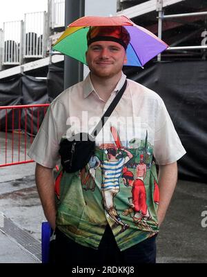 Un tifoso che indossa un cappello da ombrello si ripara dalla pioggia sotto una tribuna il quarto giorno del quarto test della LV= Insurance Ashes Series all'Emirates Old Trafford, Manchester. Data foto: Sabato 22 luglio 2023. Foto Stock