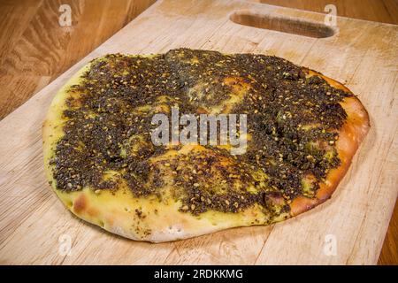 Semplice e gustoso zaatar manakish, cucina araba e cibo Foto Stock