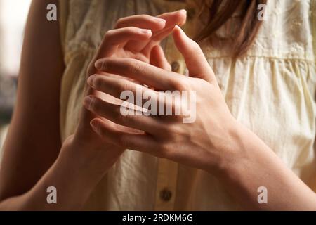 Le mani di una ragazza adolescente che pratica il tocco EFT o la tecnica della libertà emotiva Foto Stock