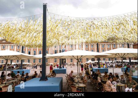 Tolosa, Francia. 22 luglio 2023. I sistemi di ombreggiatura stagionali raffreddano le strade di Tolosa, qui Place du Capitole. Francia, Tolosa il 21 luglio 2023. Foto di Patricia Huchot-Boissier/ABACAPRESS.COM Credit: Abaca Press/Alamy Live News Foto Stock