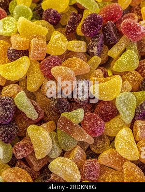 Caramelle assortite e colorate nelle bancarelle del mercato Foto Stock