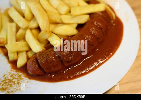 Salsiccia al curry o currywurst con salsa e patatine fritte in stile Amburgo Foto Stock
