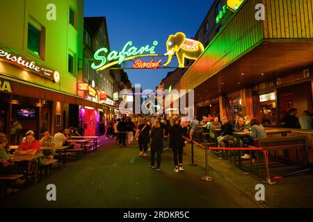 Amburgo, Germania - 16 giugno 2023: Grosse Freiheit o Great Freedom Street in the St Quartiere a luci rosse di Pauli o Kiez vicino alla Reeperbahn di notte. Foto Stock