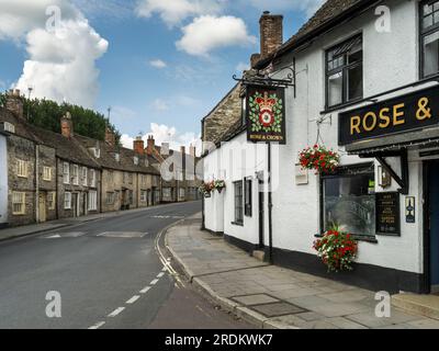 Il Rose & Crown Public House sulla High Street nella pittoresca città di mercato di Malmesbury, Wiltshire, Inghilterra. Foto Stock