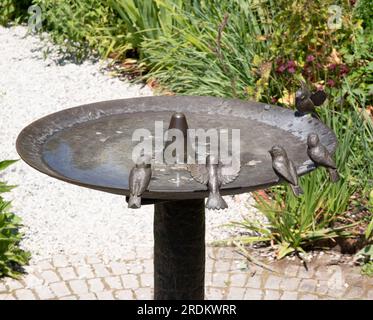 Bagno di uccelli nel giardino del Newt Somerset Foto Stock