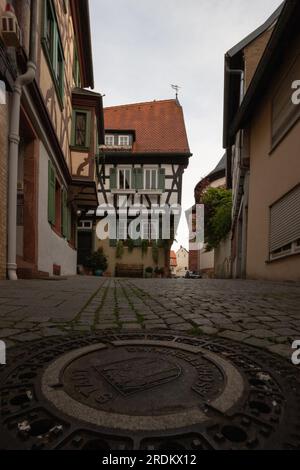Nel centro storico di Aschaffenburg, la chiesa, la cattedrale e le case a graticcio nella bassa Franconia, Baviera, Germania Foto Stock