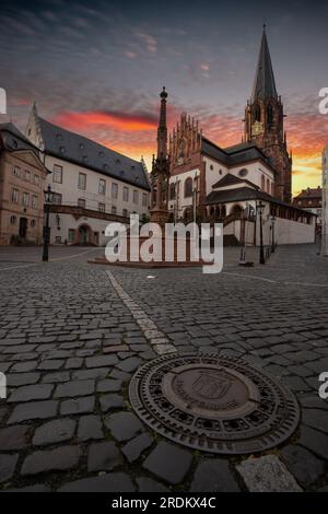 Nel centro storico di Aschaffenburg, la chiesa, la cattedrale e le case a graticcio nella bassa Franconia, Baviera, Germania Foto Stock