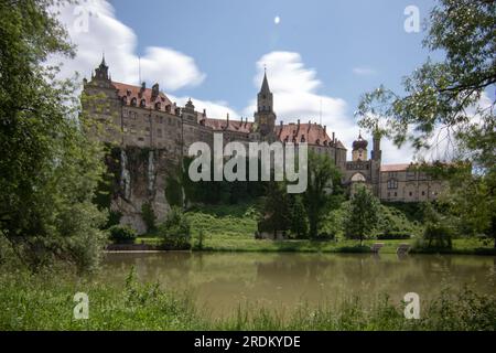 Castello di Sigmaringen, Baden-Württemberg, Germania. E' un punto di riferimento storico della Foresta Nera. Paesaggio dell'antico castello svevo di Hohenzollern Foto Stock