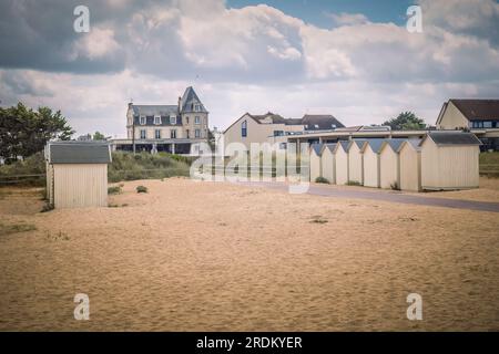 01.07.2023 Sword Beach, Ouistreham, Normandia, Francia. Quattro persone si divertono a una partita di bocce a Sword Beach in normandia Foto Stock