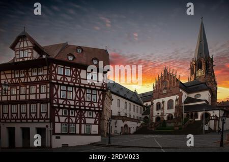 Nel centro storico di Aschaffenburg, la chiesa, la cattedrale e le case a graticcio nella bassa Franconia, Baviera, Germania Foto Stock