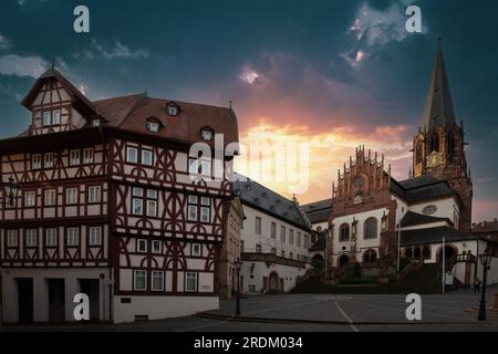 Nel centro storico di Aschaffenburg, la chiesa, la cattedrale e le case a graticcio nella bassa Franconia, Baviera, Germania Foto Stock