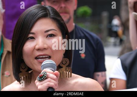 L'attore Rebecca Yeo al raduno Equity Union di Londra, in solidarietà con gli attori SAG-AFTRA sciopero in America, per pagamenti equi e residui Foto Stock