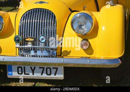 Barry Island, vale of Glam, Galles - 11 giugno 2023: Un'elegante Morgan d'epoca di colore giallo brillante esposta in una mostra d'auto d'epoca a Barry Island. Foto Stock