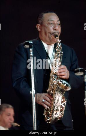 Johnny Hodges, sassofonista jazz americano, durante una performance della band Duke Ellington al Cine-Teatro Gran Rex, Buenos Aires, Argentina, 1968 Foto Stock