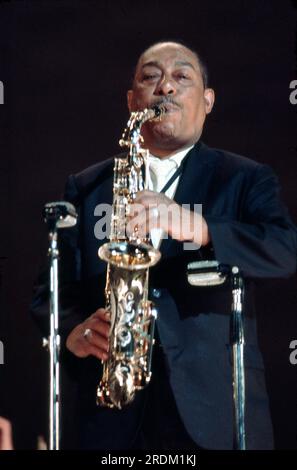 Johnny Hodges, sassofonista jazz americano, durante una performance della band Duke Ellington al Cine-Teatro Gran Rex, Buenos Aires, Argentina, 1968 Foto Stock