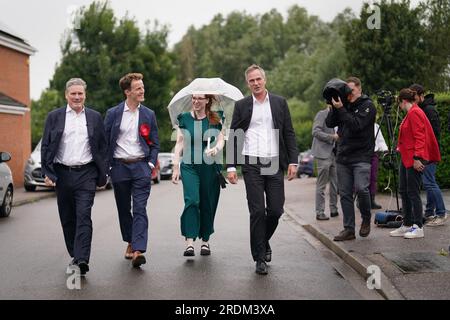 (Da sinistra a destra) il leader laburista Sir Keir Starmer, il candidato laburista Alistair Strathern , il vice leader del partito laburista Angela Rayner e il segretario ombra dell'Irlanda del Nord Peter Kyle durante una visita a Shefford, nel collegio elettorale di Mid Bedfordshire, dove il deputato in carica è l'ex segretario alla cultura Nadine Dorries, prima di una potenziale elezione suppletiva. Data foto: Sabato 22 luglio 2023. Foto Stock