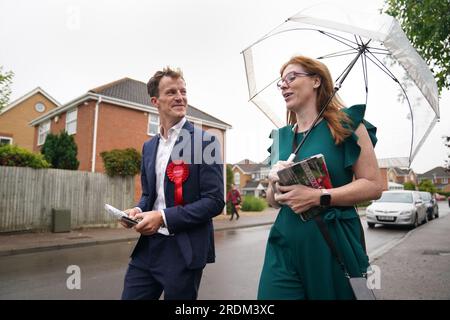 Angela Rayner, vice leader del partito laburista con il candidato laburista Alistair Strathern durante una visita a Shefford nel collegio di Mid Bedfordshire, dove il deputato in carica è l'ex segretaria per la cultura Nadine Dorries, in vista di una potenziale elezione suppletiva. Data foto: Sabato 22 luglio 2023. Foto Stock