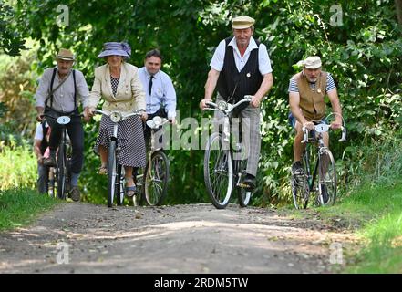 Velke Mezirici, Repubblica Ceca. 22 luglio 2023. Il sesto incontro annuale di biciclette storiche e velocipedi con un giro attraverso la valle di Balin fino alla regione di Velke Mezirici, Zdar nad Sazavou, Repubblica Ceca, 22 luglio 2023. Crediti: Lubos Pavlicek/CTK Photo/Alamy Live News Foto Stock