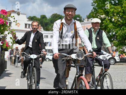 Velke Mezirici, Repubblica Ceca. 22 luglio 2023. Il sesto incontro annuale di biciclette storiche e velocipedi con un giro attraverso la valle di Balin fino alla regione di Velke Mezirici, Zdar nad Sazavou, Repubblica Ceca, 22 luglio 2023. Crediti: Lubos Pavlicek/CTK Photo/Alamy Live News Foto Stock