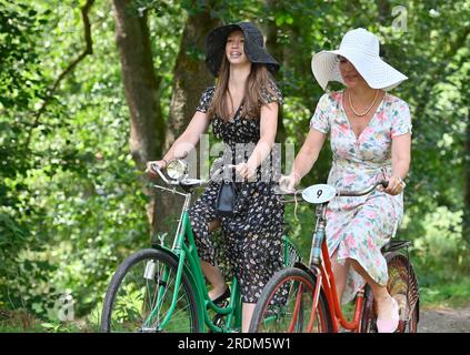 Velke Mezirici, Repubblica Ceca. 22 luglio 2023. Il sesto incontro annuale di biciclette storiche e velocipedi con un giro attraverso la valle di Balin fino alla regione di Velke Mezirici, Zdar nad Sazavou, Repubblica Ceca, 22 luglio 2023. Crediti: Lubos Pavlicek/CTK Photo/Alamy Live News Foto Stock