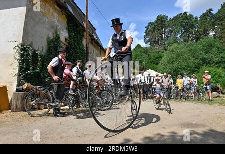 Velke Mezirici, Repubblica Ceca. 22 luglio 2023. Il sesto incontro annuale di biciclette storiche e velocipedi con un giro attraverso la valle di Balin fino alla regione di Velke Mezirici, Zdar nad Sazavou, Repubblica Ceca, 22 luglio 2023. Crediti: Lubos Pavlicek/CTK Photo/Alamy Live News Foto Stock