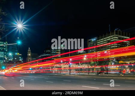 Adelaide, Australia - 10 settembre 2019: Victoria Square con edificio Telstra nella città di Adelaide, con sentieri leggeri visti da King William Street Foto Stock