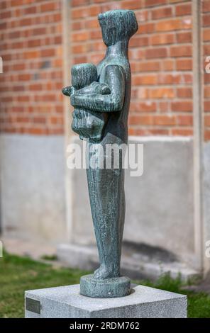 Madre e bambino di Liss Eriksson nel parco di sculture all'esterno del museo d'arte Norrköping a Norrköping, Svezia. Foto Stock