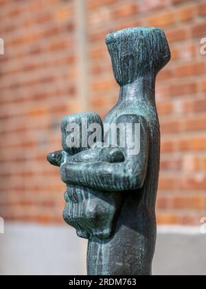 Madre e bambino di Liss Eriksson nel parco di sculture all'esterno del museo d'arte Norrköping a Norrköping, Svezia. Foto Stock