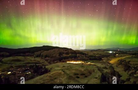 Una spettacolare esposizione dell'aurora boreale su Lerags, appena fuori Oban, Argyll, Scozia. Foto Stock