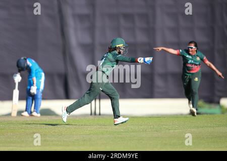 I giocatori bengalesi celebrano dopo il licenziamento di un battitore indiano durante la terza e ultima giornata internazionale femminile Bangladesh-India (ODI) Foto Stock