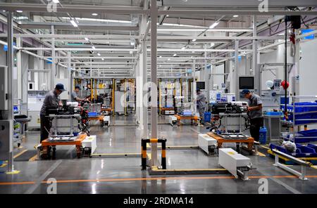 ZHANGJIAKOU, CINA - 6 LUGLIO 2023 - un dipendente lavora su una linea di produzione di celle a combustibile a idrogeno a Zhangjiakou, provincia di Hebei, Cina, 6 luglio 2023. Foto Stock