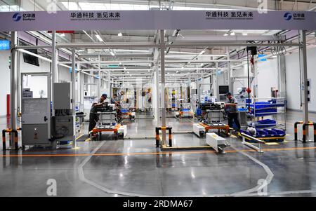 ZHANGJIAKOU, CINA - 6 LUGLIO 2023 - un dipendente lavora su una linea di produzione di celle a combustibile a idrogeno a Zhangjiakou, provincia di Hebei, Cina, 6 luglio 2023. Foto Stock