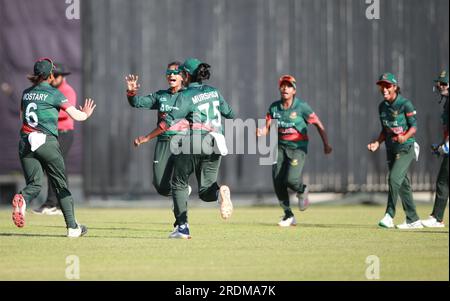 I giocatori bengalesi celebrano dopo il licenziamento di un battitore indiano durante la terza e ultima giornata internazionale femminile Bangladesh-India (ODI) Foto Stock