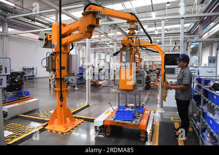 ZHANGJIAKOU, CINA - 6 LUGLIO 2023 - un dipendente lavora su una linea di produzione di celle a combustibile a idrogeno a Zhangjiakou, provincia di Hebei, Cina, 6 luglio 2023. Foto Stock