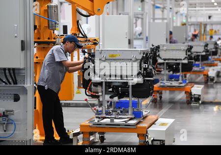 ZHANGJIAKOU, CINA - 6 LUGLIO 2023 - un dipendente lavora su una linea di produzione di celle a combustibile a idrogeno a Zhangjiakou, provincia di Hebei, Cina, 6 luglio 2023. Foto Stock