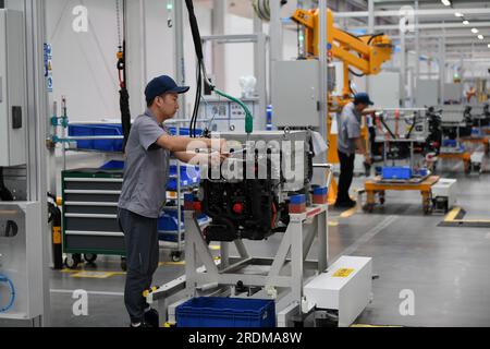 ZHANGJIAKOU, CINA - 6 LUGLIO 2023 - un dipendente lavora su una linea di produzione di celle a combustibile a idrogeno a Zhangjiakou, provincia di Hebei, Cina, 6 luglio 2023. Foto Stock