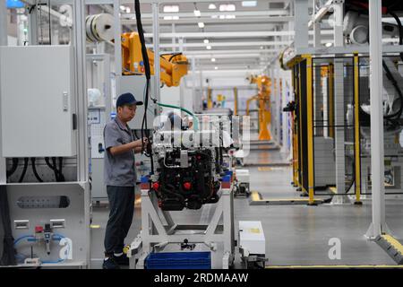 ZHANGJIAKOU, CINA - 6 LUGLIO 2023 - un dipendente lavora su una linea di produzione di celle a combustibile a idrogeno a Zhangjiakou, provincia di Hebei, Cina, 6 luglio 2023. Foto Stock