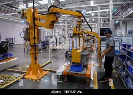 ZHANGJIAKOU, CINA - 6 LUGLIO 2023 - un dipendente lavora su una linea di produzione di celle a combustibile a idrogeno a Zhangjiakou, provincia di Hebei, Cina, 6 luglio 2023. Foto Stock