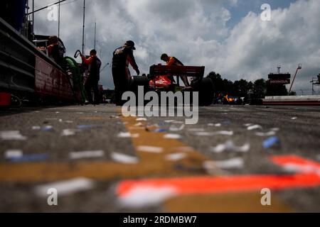 2 luglio 2023, Lexington, OH, Stati Uniti d'America: 02 luglio 2023-Lexington, OH: L'equipaggio di AJ Foyt Racing tira la vettura al paddock dopo la Honda Indy 200 a Mid-Ohio al Mid-Ohio Sports Car Course a Lexington OH. (Immagine di credito: © Walter G. Arce Sr./ZUMA Press Wire) SOLO USO EDITORIALE! Non per USO commerciale! Foto Stock