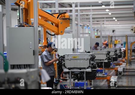 ZHANGJIAKOU, CINA - 6 LUGLIO 2023 - un dipendente lavora su una linea di produzione di celle a combustibile a idrogeno a Zhangjiakou, provincia di Hebei, Cina, 6 luglio 2023. Foto Stock