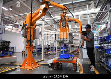 ZHANGJIAKOU, CINA - 6 LUGLIO 2023 - un dipendente lavora su una linea di produzione di celle a combustibile a idrogeno a Zhangjiakou, provincia di Hebei, Cina, 6 luglio 2023. Foto Stock