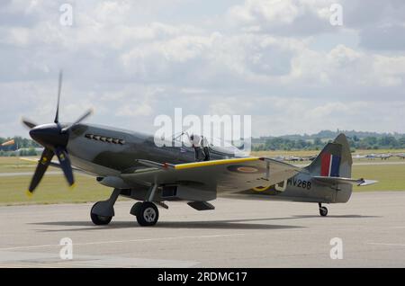 Vickers Supermarine, Spitfire, XIV, MV268, G-SPIT, Flying Legends IWM Duxford, 2015 Foto Stock