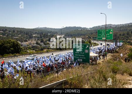 Dieci di migliaia di persone che marciano verso Gerusalemme protestando contro il governo di Netanyahu. Luglio 2023 Foto Stock